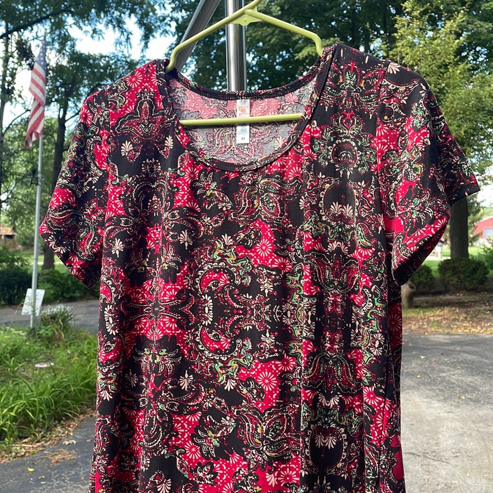 NWOT Lularoe Classic Tee